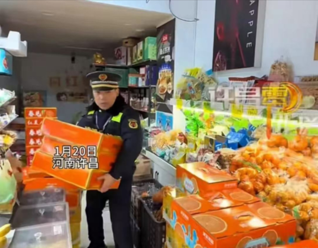 河南许昌街头，一场“硬核城管”行动引发热议！王阿姨的水果店因为客流不足陷入困难，