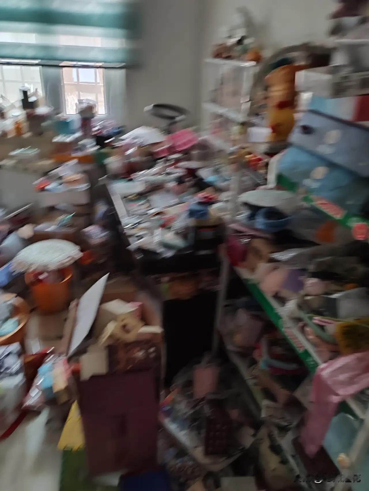 我真佩服这个朋友，家里又脏又乱，从客厅到三个卧室包括餐厅厨房，只有一条走人的羊肠