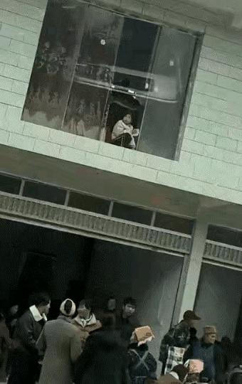 贵州，一男子得知前女友大婚，婚礼当天，男子特意开车从前女友家门前经过，想偷偷看她