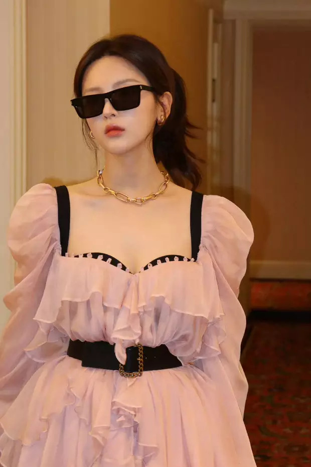 杨超越穿粉色吊带裙化身少女蔷薇，大波浪造型魅惑灵动​​​