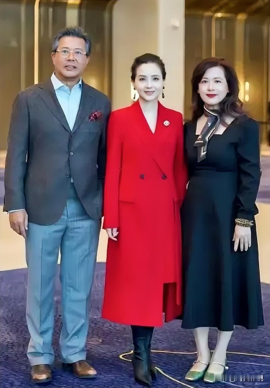 仔细看，左边的是西装笔挺、气色盈和的佟瑞欣。中间的是温婉如莲的陶慧敏，体型挺拔