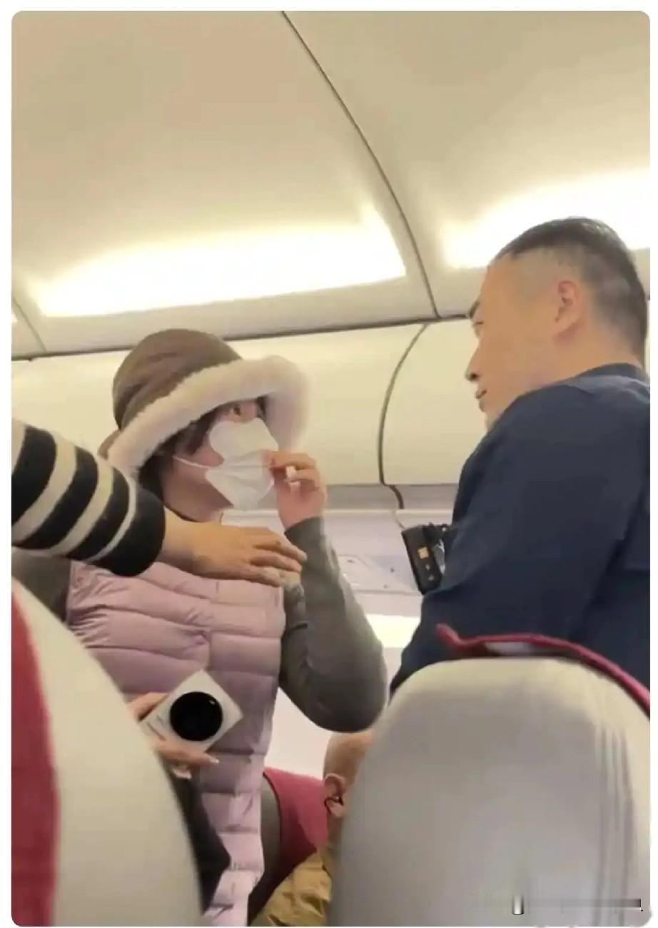 天津飞往云南的航班上，发生一件让人匪夷所思的事情。一女乘客与朋友座位