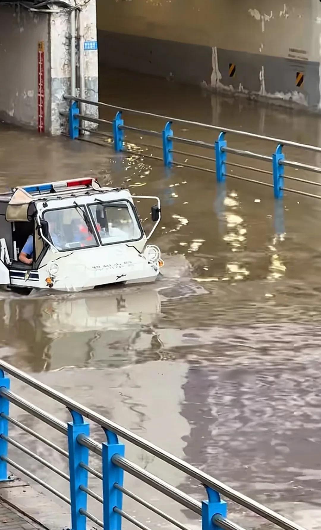 这次郑州暴雨，当看到一艘船从隧道里出来后很懵，第一次知道郑州是一个有水警的城市。