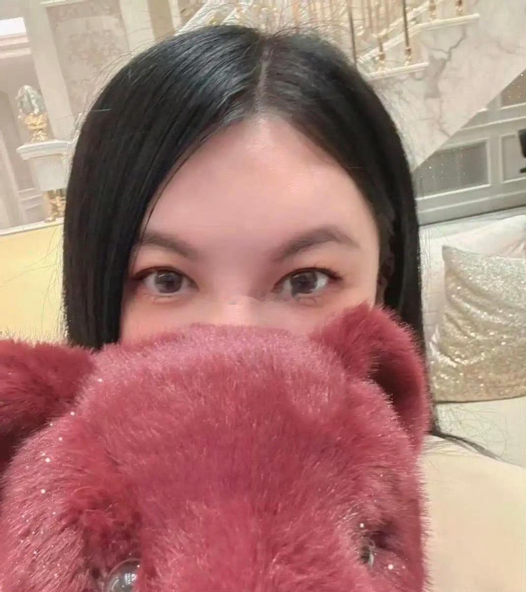 李湘回长沙娘家，随手晒了几张家里照片，网友全盯着她身后那个楼梯看傻眼…​​​