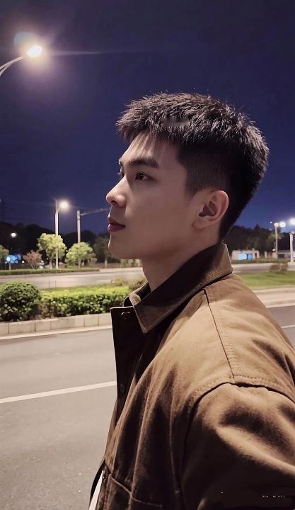 什么类型的男生最受欢迎呢？有人做了一下统计，排名如下：第1名：小奶狗。这种男生