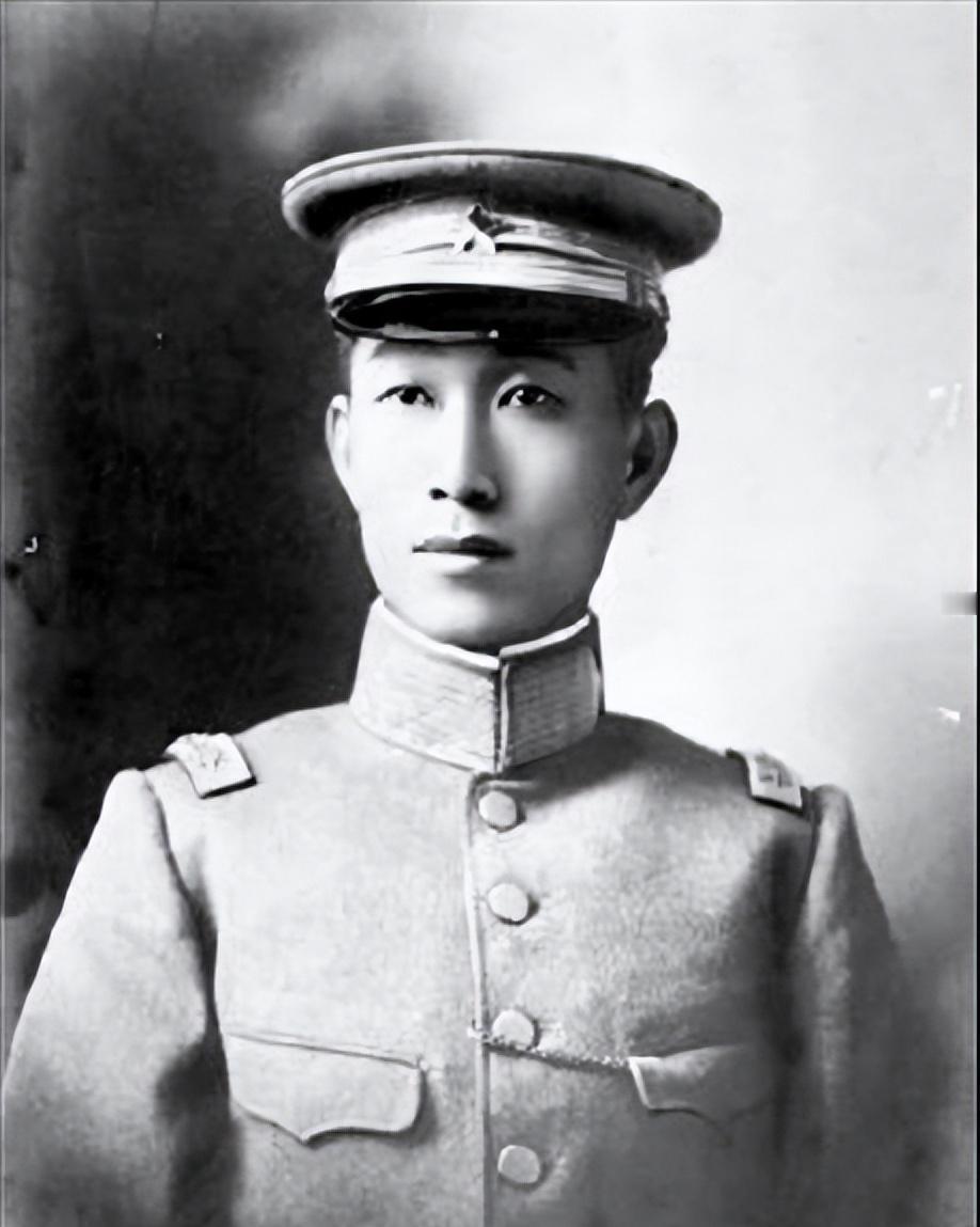 1916年6月6日，34岁的蔡锷在日本病逝。后来他东渡日本学军事，和蒋百里、