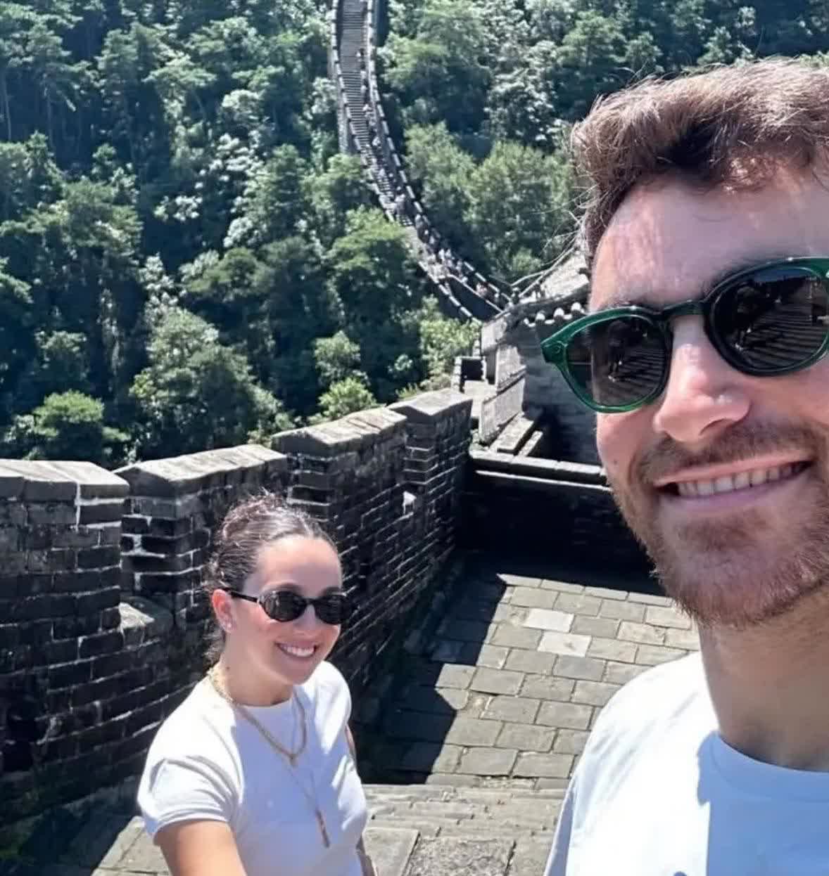 成都蓉城后卫古尔芬克尔晒出了他在长城游玩的照片。最近一阶段，成都蓉城赛事密集，却