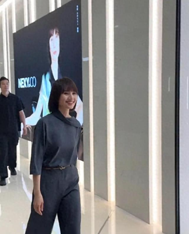 袁泉长沙生图火了，48岁颈纹吓退一群美颜少女，消费主义的魔法失灵了
