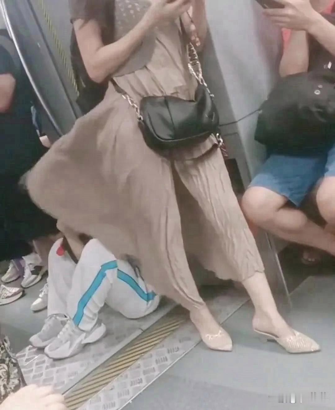心疼白裤大姐，脸都被抽肿了吧​​​