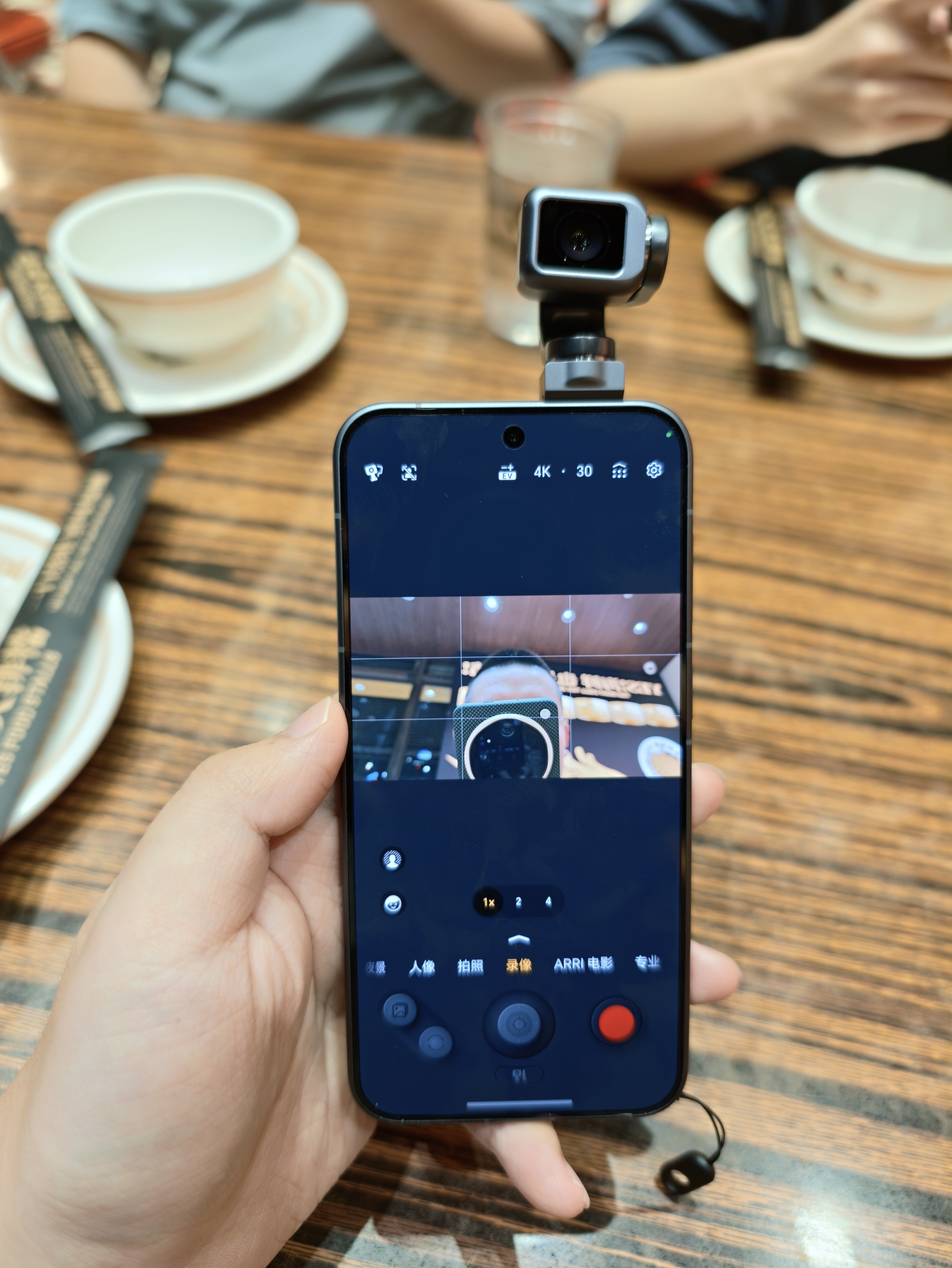 摸到荣耀RobotPhone了还得是靠数码宝贝啊这手机比我想象中好很多侧面、背