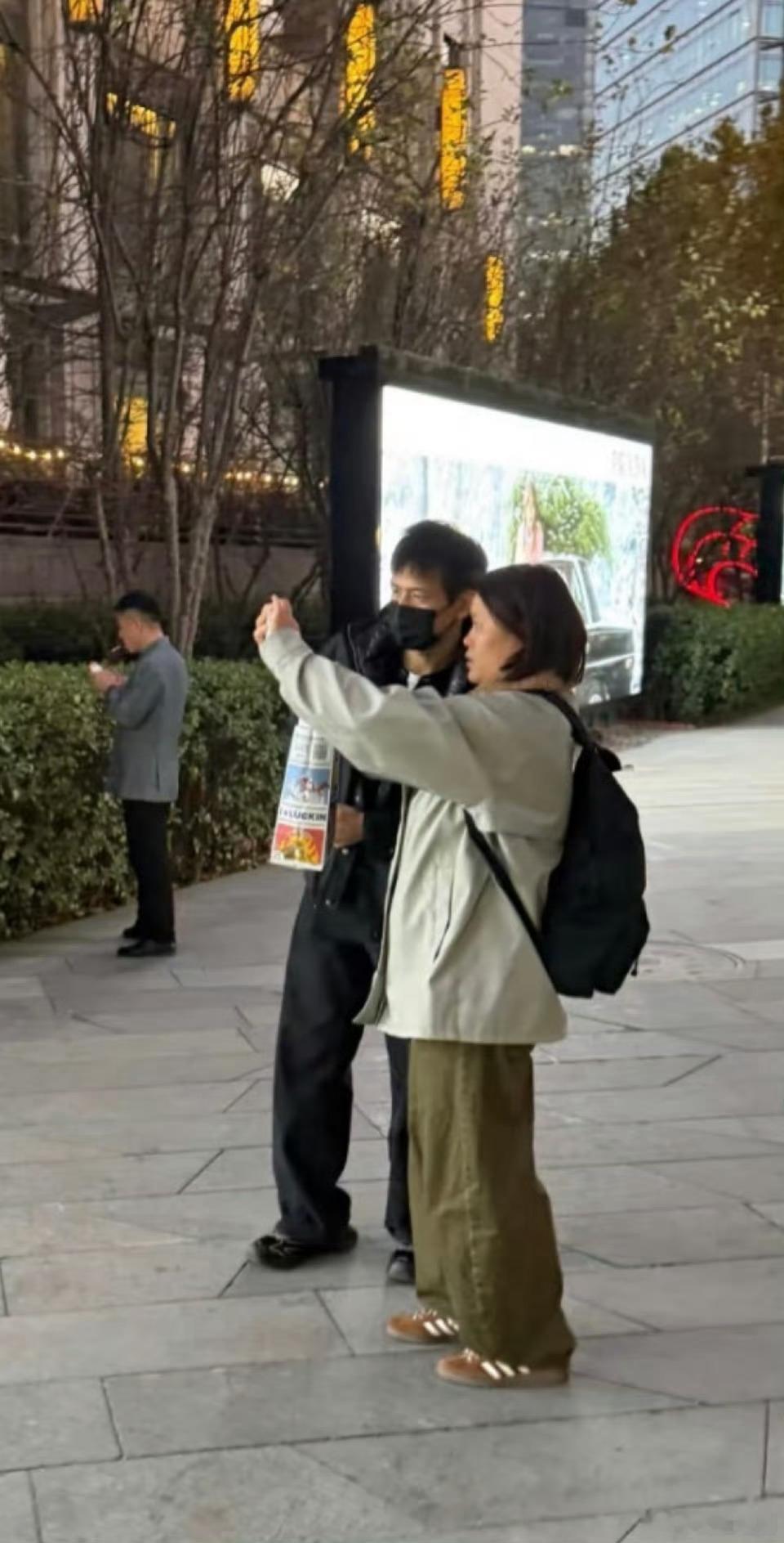 李现这是和哪位姐妹在合照？也太幸福了吧。大家羡慕吗