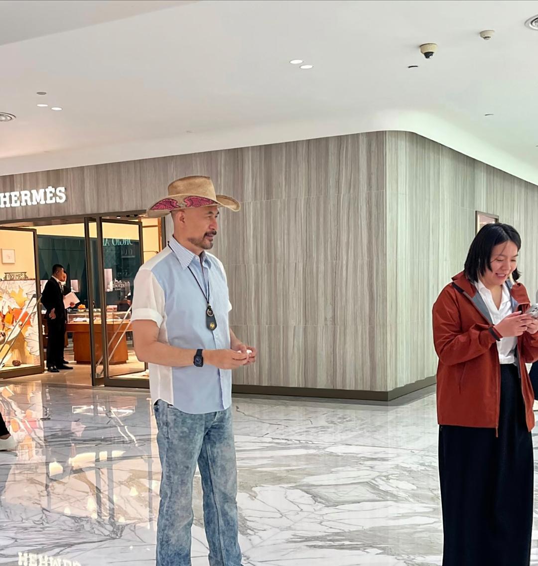 64岁徐锦江在北京逛商场，他的穿衣打扮好绅士有型，身材高大，好有男人味，即使老了