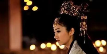 公元前677年，息夫人正在逗弄自己的两个儿子，楚文王走了进来问到：“夫人追随我已