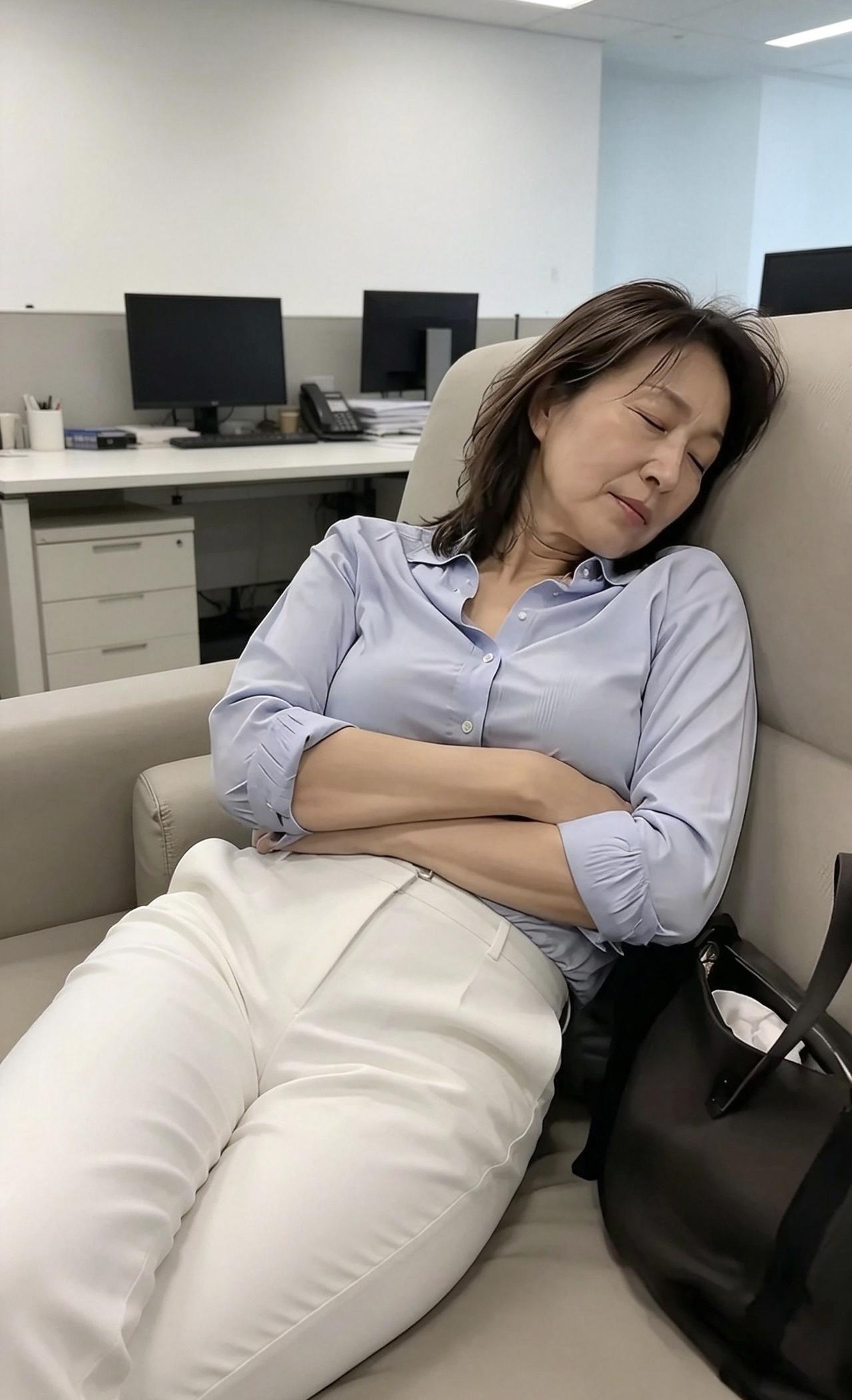 姐姐每天上班很是辛苦看起来真是让人心疼