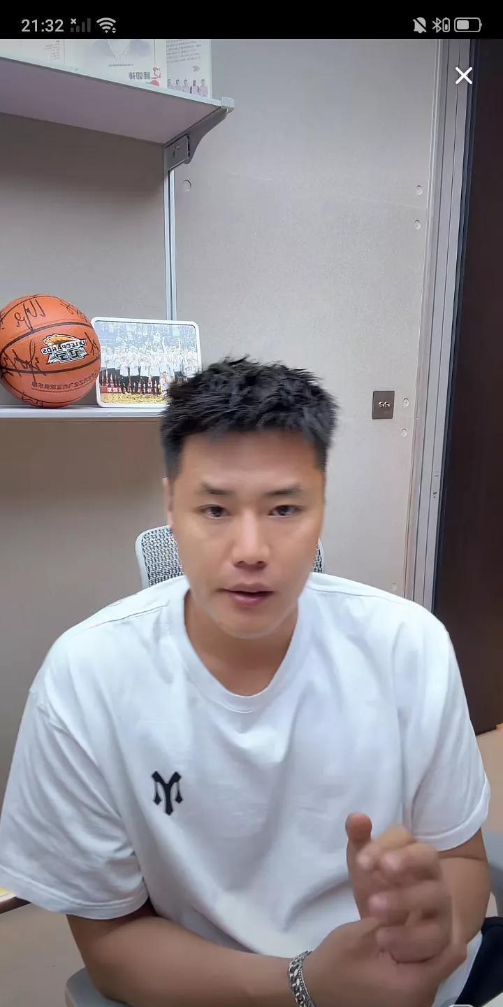 近日前辽篮球员贺天举开播与粉丝聊天，被问道内线球员谁对中国篮球贡献多，影响力大时