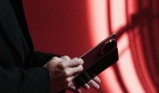 【荣耀MagicV6红色机身实拍图曝光，新机配第五代骁龙8至尊版】数码博主“