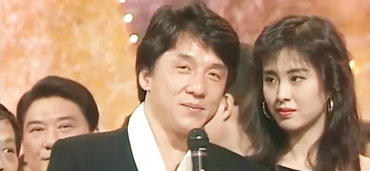 年轻时的成龙真有魅力，看旁边的王祖贤看她的那个眼神，满是欣赏、爱慕、崇拜，要知道
