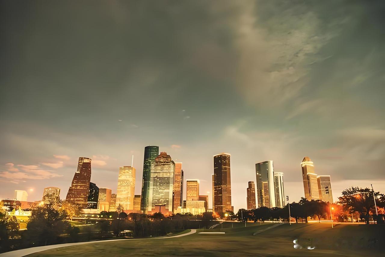 湖南各个城市发展状况：1、高度繁荣：长沙市；2、极为昌盛：岳阳市