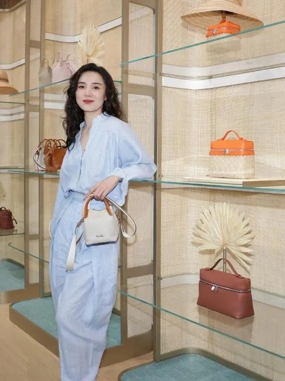 宋佳这一套，直接封神！浅蓝亚麻套装，清爽减龄，温柔又松弛，气质直接拉满💙