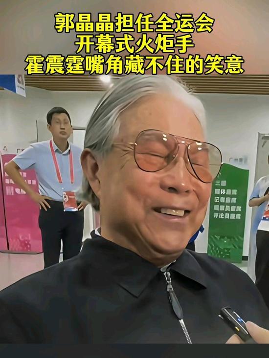 郭晶晶堪称霍震霆的“笑容开关”！无论是慈善晚宴挽手入场，还是日常相处时递零食的温