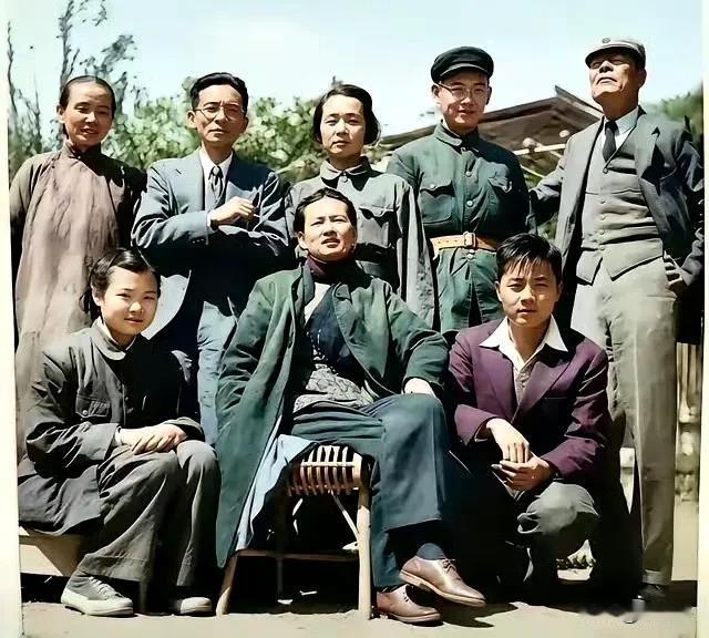 看到这张照片，感觉时光都变得温柔了。1940年底，林徽因跷着二郎腿，姿态优雅，尽