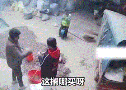 河南周口，一女孩的奶奶过生日时，因在外打工的大人忘了给奶奶订生日蛋糕，女孩知道后