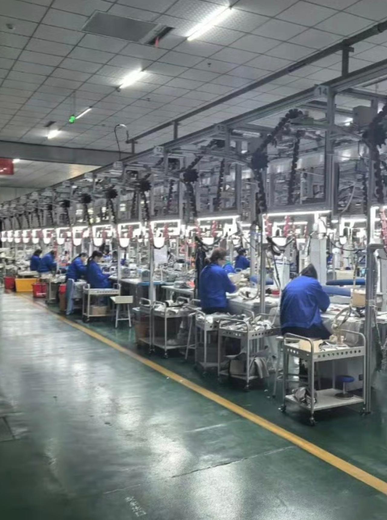 职校倒卖学生劳动力，每个月能赚39万元，这是真敢收啊，学生干着12小时的班，却只