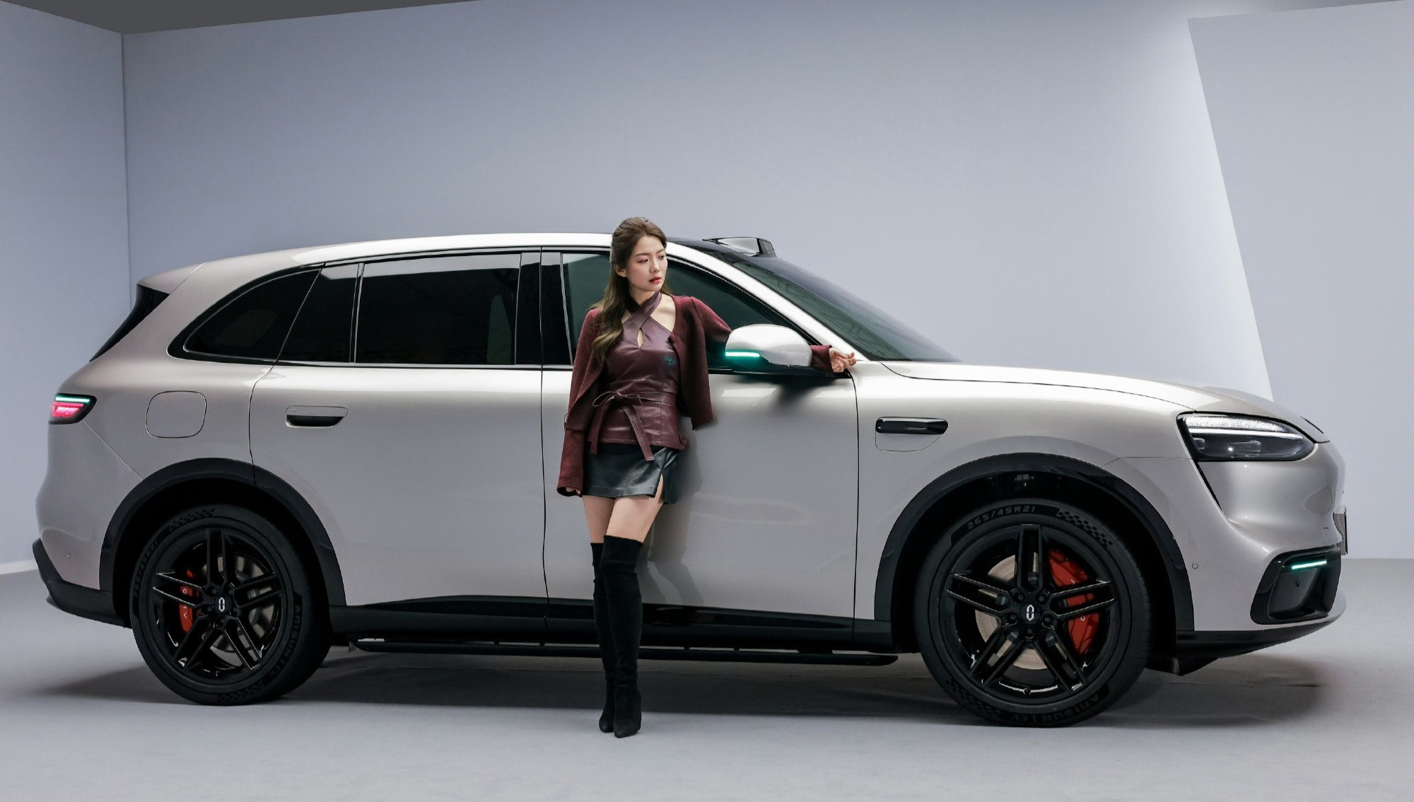 银色问界M6这个侧面真干净，好看。