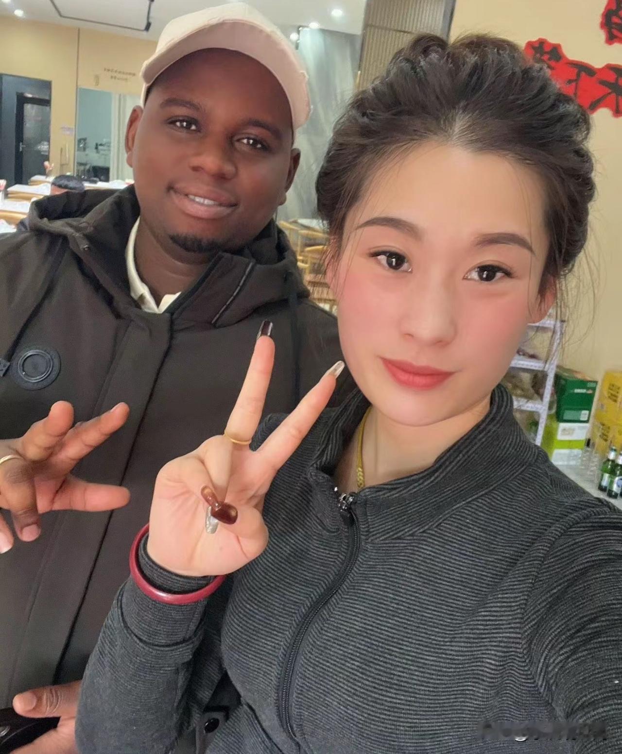 开业第一天，欢迎外国友人来我店里吃火锅鸡，他说味道很好很好吃，作为老板娘的我便给