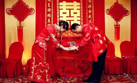 甘肃定西，21岁男子经媒婆介绍，花钱娶来一个18岁姑娘，不料两人洞房后，男