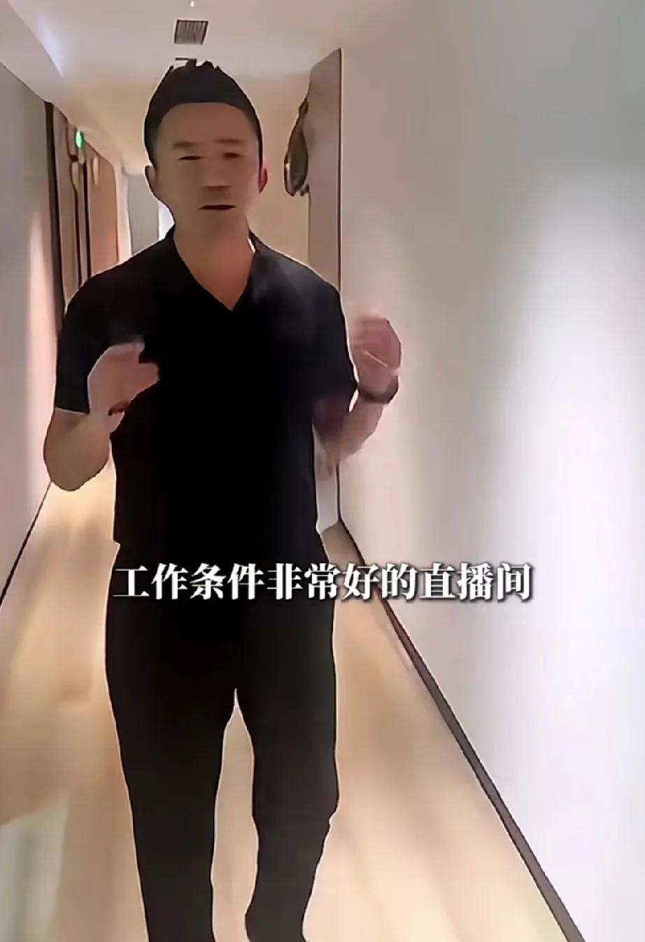 麻六记的工作环境挺好汪小菲带大家参观麻六记新办公室，他说:“我们的直播间可是在