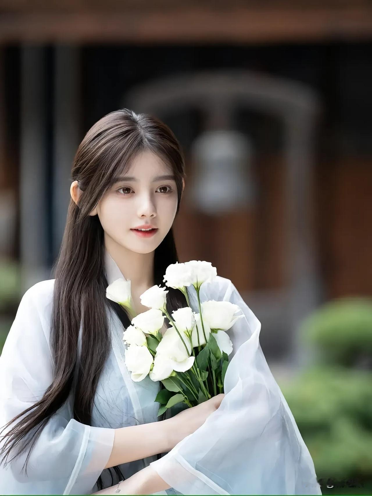 温柔少女手捧白花，清新自然，宛如仙子降临。