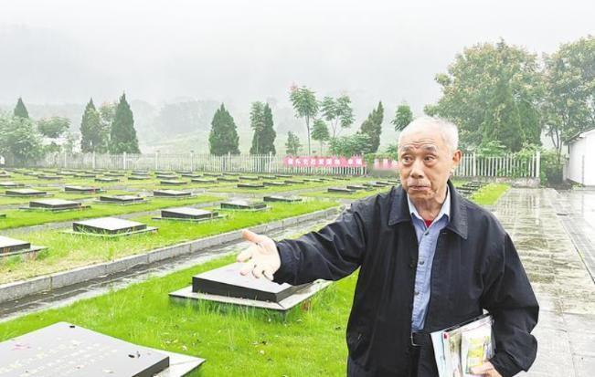 2005年，湖北退休老民警余发海出门散步，突然发现草丛中若隐若现的出现了一群墓碑