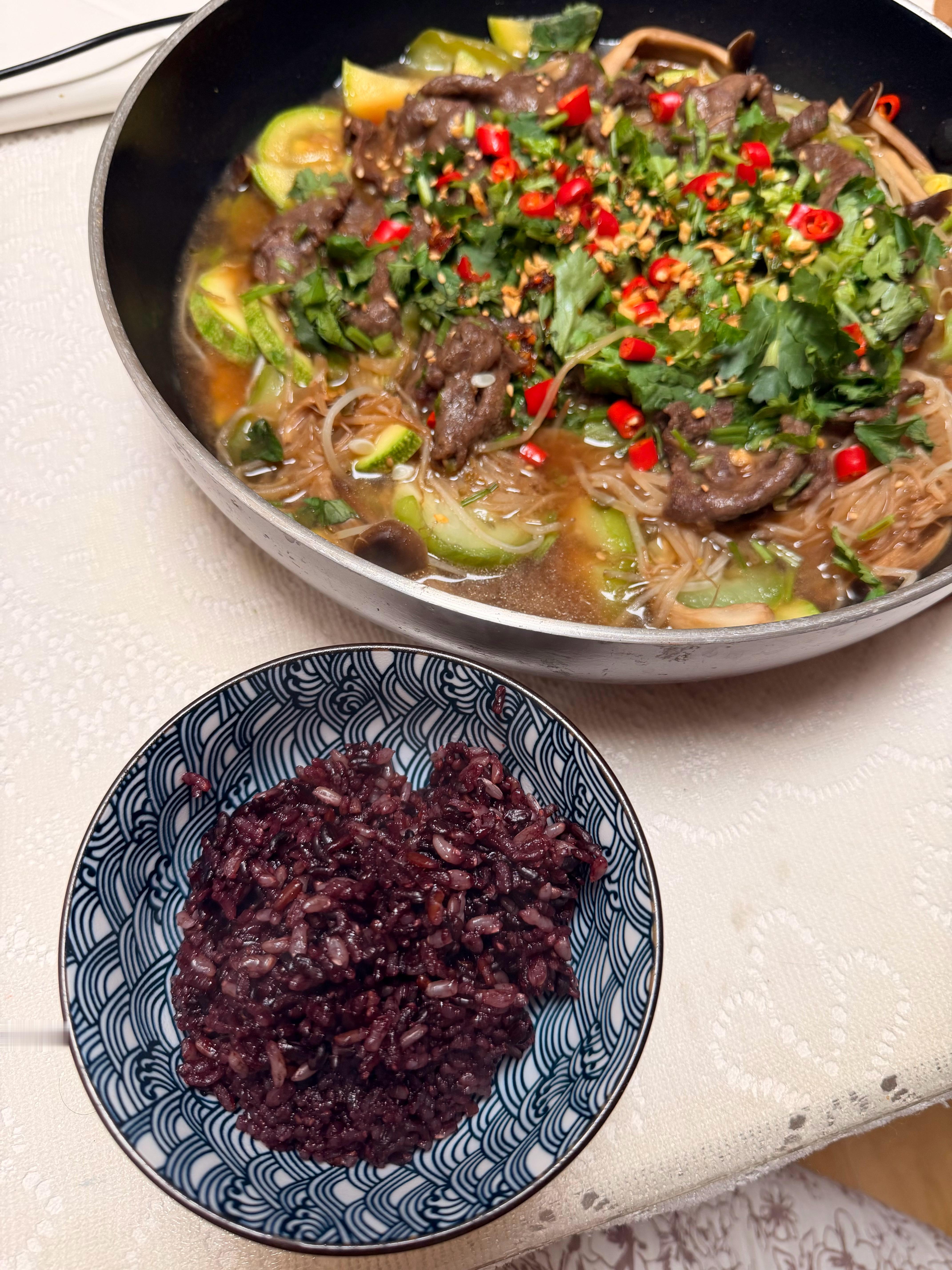记录一顿成功的减脂餐今晚自己做了蔬菜焖牛肉、擂椒茄子皮蛋、杂粮饭，非常好吃，是我做过最好吃的一顿饭（