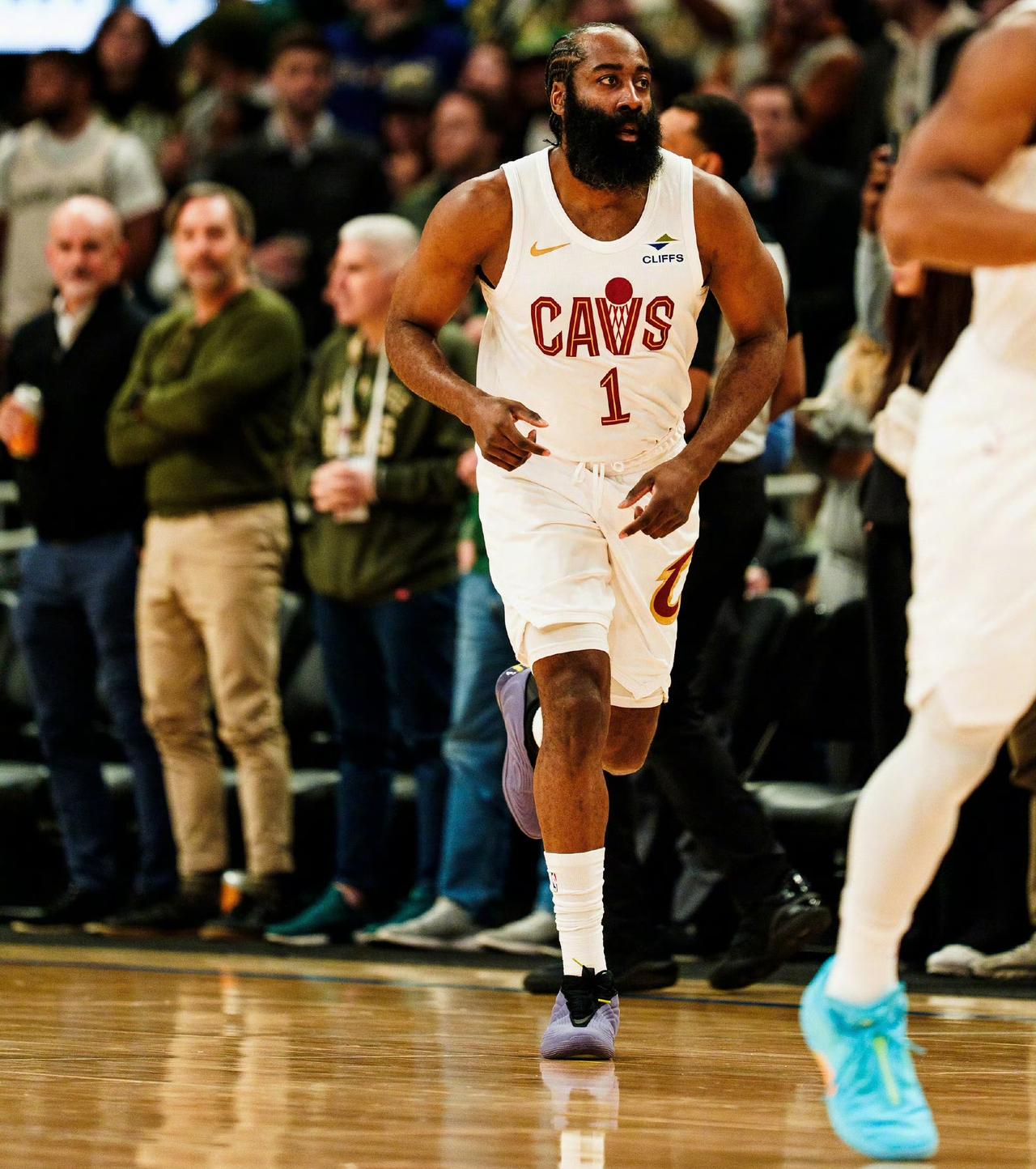 拒绝爆冷！终究还是哈登拯救了骑士面对没有字母哥的雄鹿，骑士本场打得并不好，外线