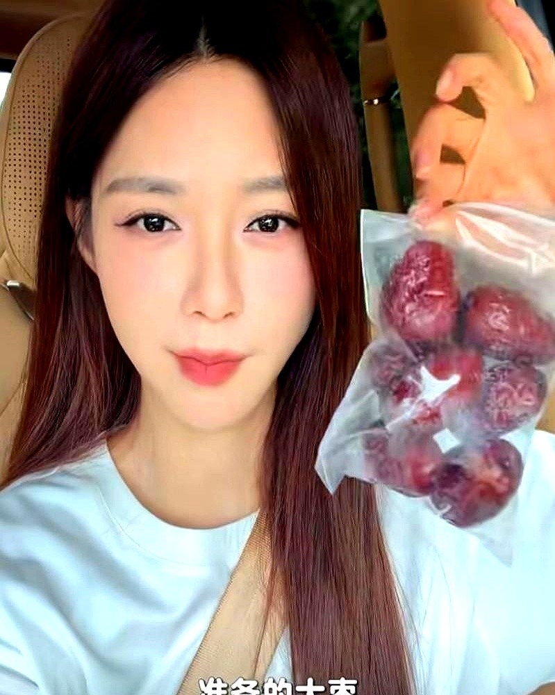 后备箱一打开，里面放着婆婆凌晨熬好的紫苏煮鹅蛋。杜海涛跑来机场接沈梦辰，这鹅蛋是专门给她祛湿的。外人