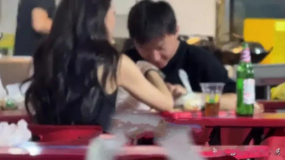 近日，汪峰小女友森林北和年轻帅哥约会吃夜宵，被网友偶遇偷拍，森林北到时十分大方，