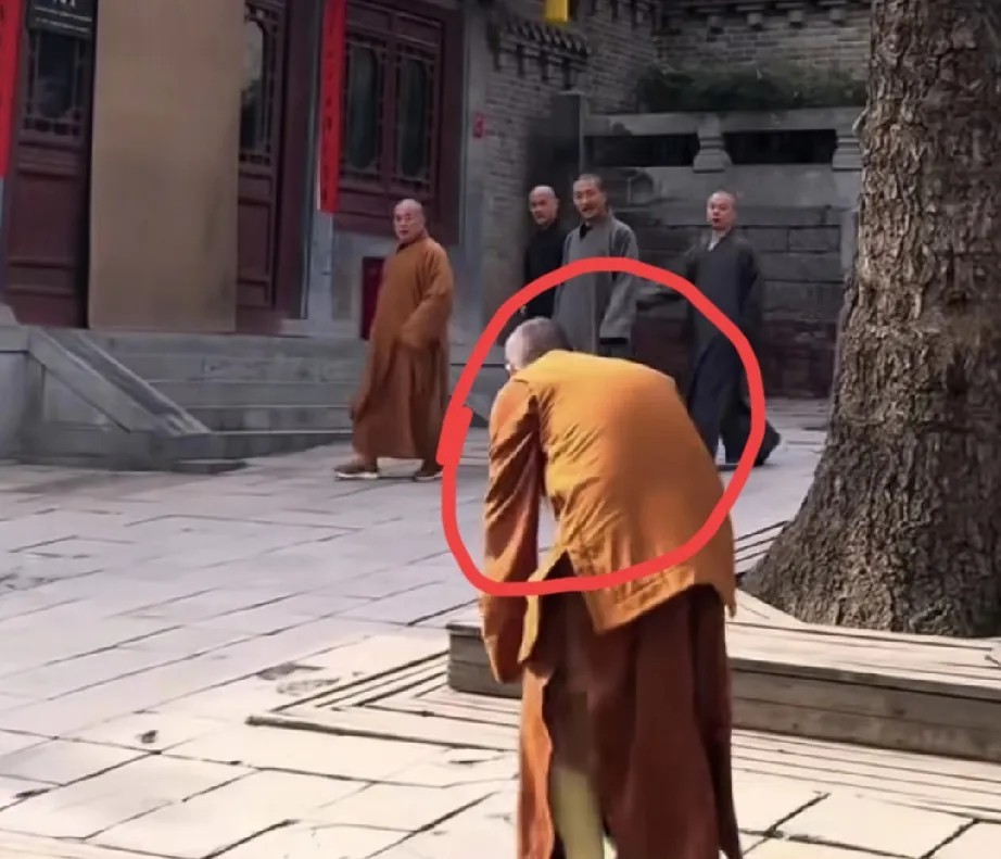 释永信早已不再是合格的少林住持，抛开私生子、情人、侵占寺院资产这些“俗事”，就