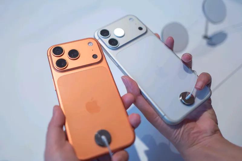 罗永浩这次直接锐评iPhone越做越难看。在最新播客里，影视飓风Tim送他一台i