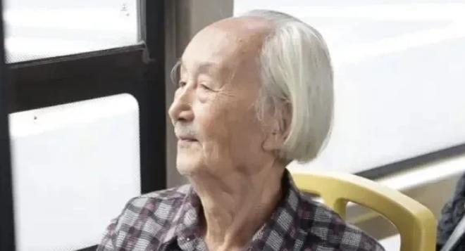 “我用自己身体赚钱，不丢人！”2012年，成都一92岁大爷不顾父子反目成仇，去做