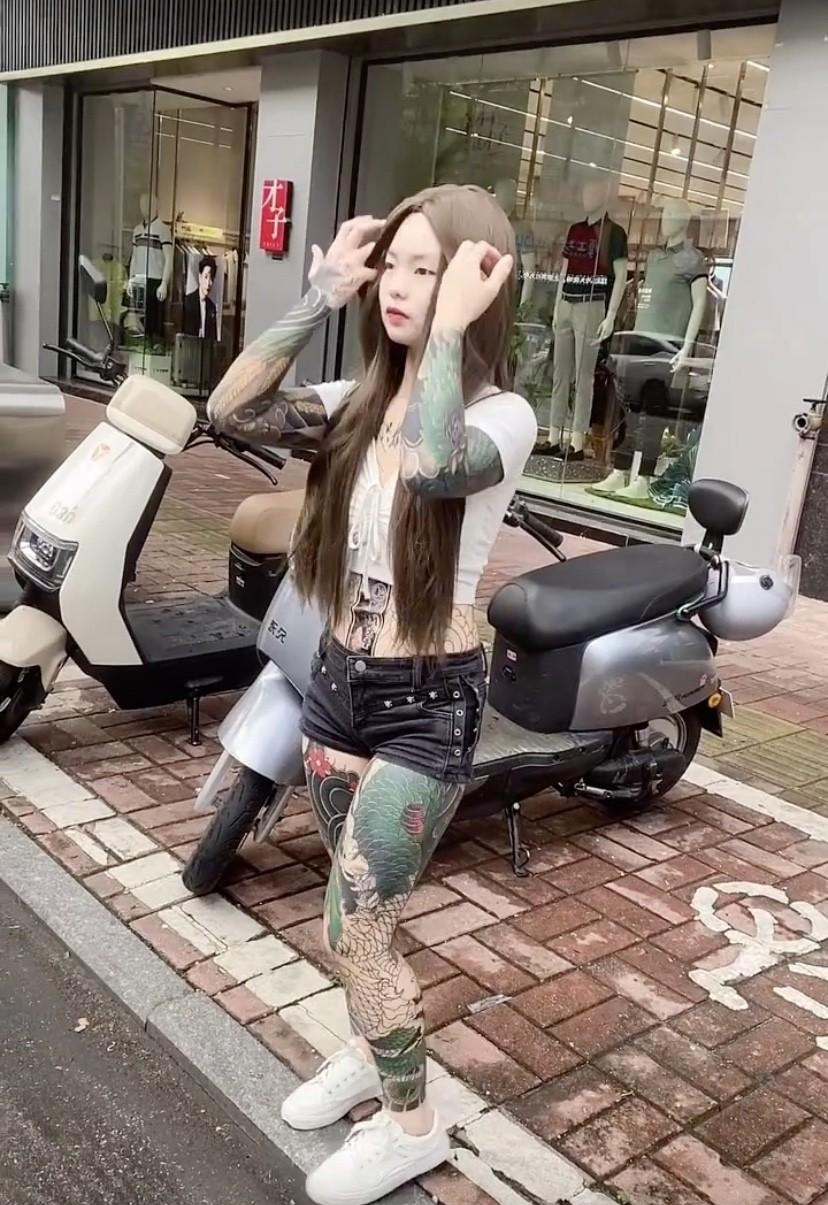 街头看到的一幕，真的理解不了，一个女孩子为什么要把自己纹身成这样？自由的有点过了