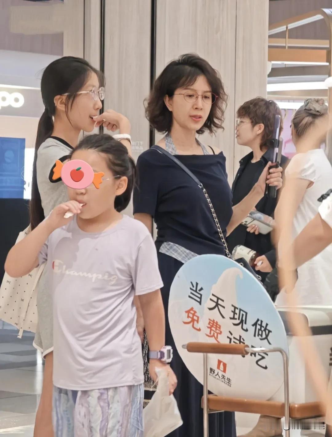 金巧巧带着女儿小西瓜，现身北京一家甜品店，她13岁的女儿个子已经跟妈妈一样高了啊