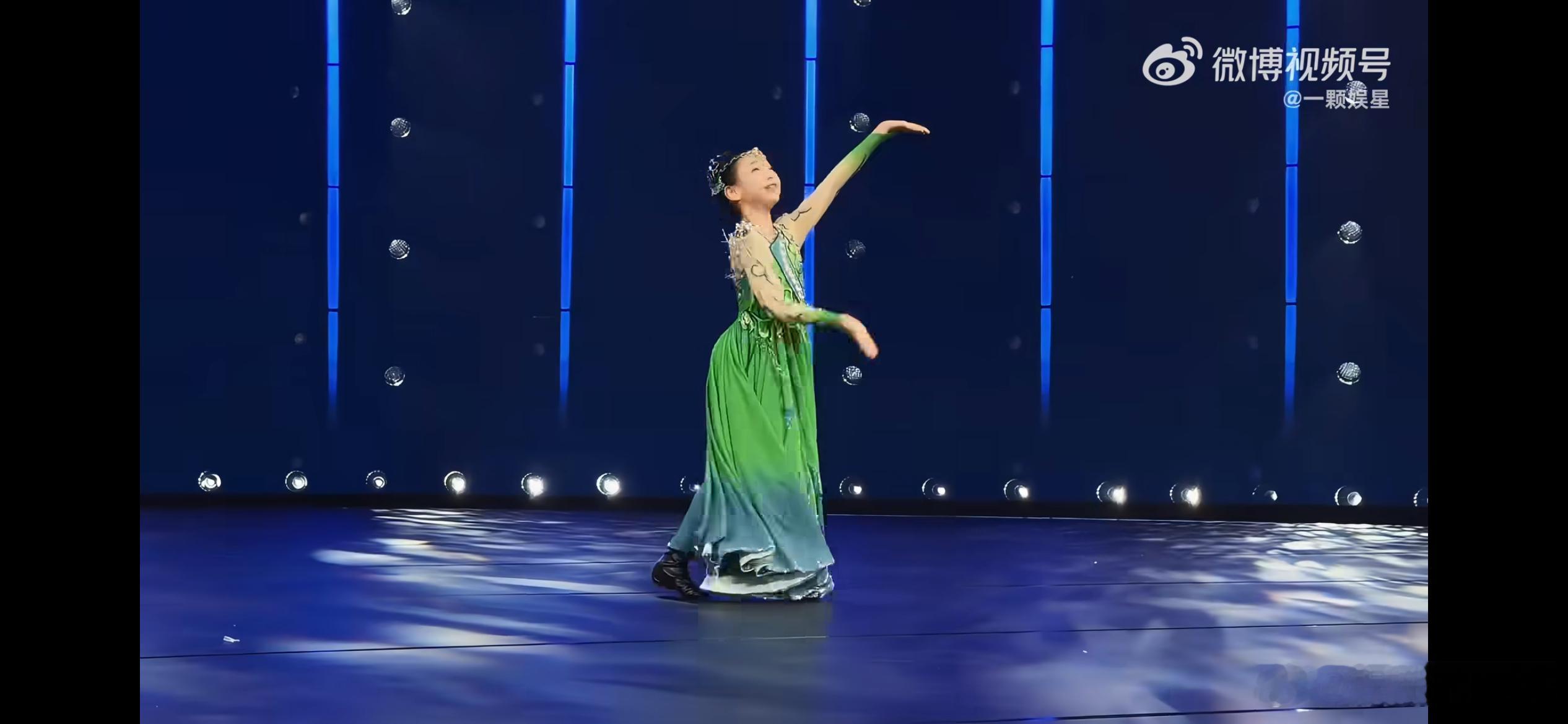 董璇带小酒窝纠正体态，董璇分享演出幕后72小时vlog，彩排间隙亲自带着女儿小酒