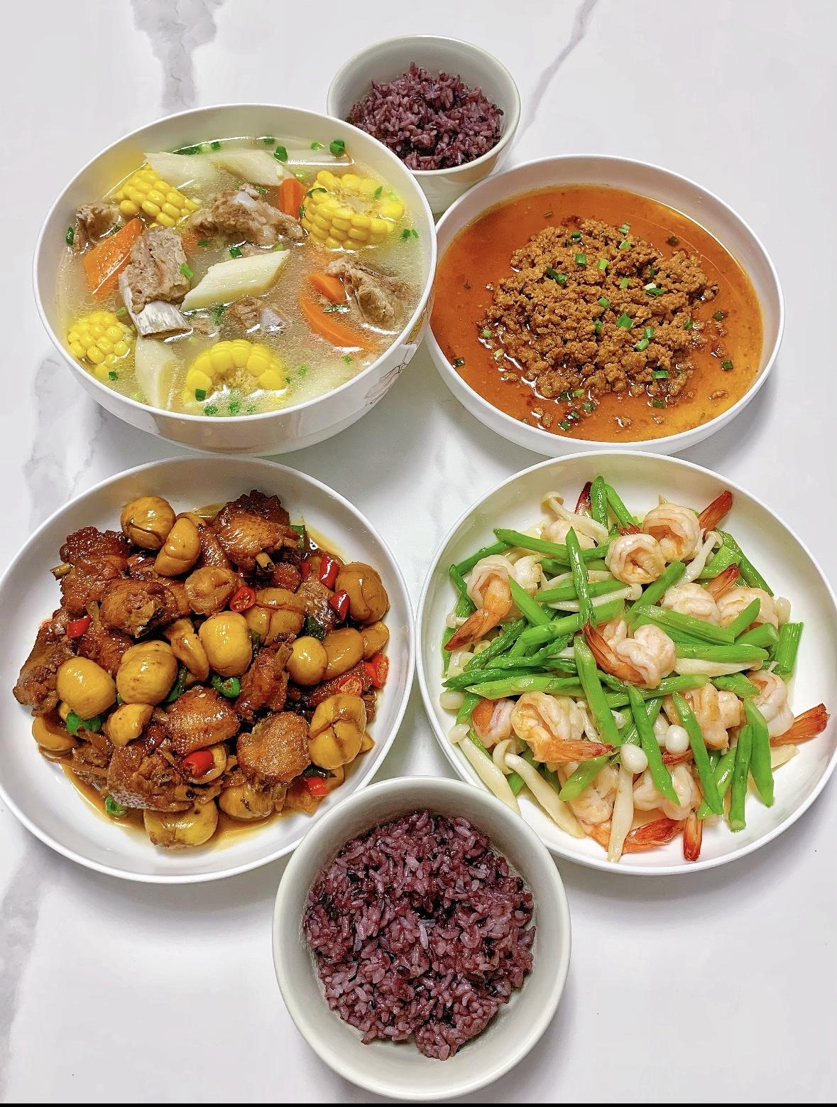 不怕大家笑话，五一哪里也没去，在家一天50-80伙食费，天天在家下馆子，研究