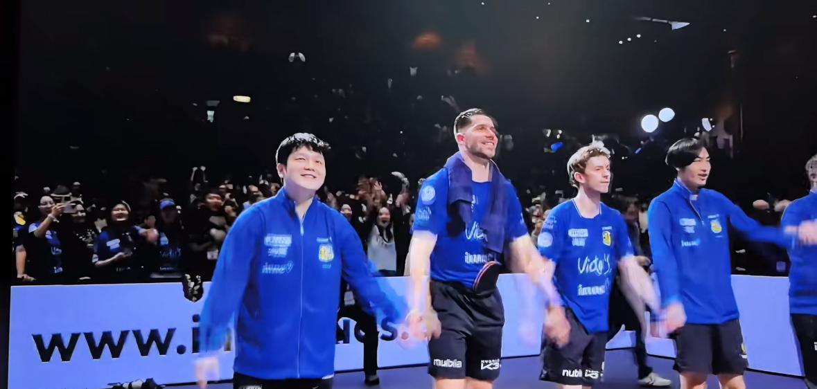 你看到一位传奇，西装笔挺地坐在解说席上，亲眼看着自己的老东家被拆解。拆解他的是