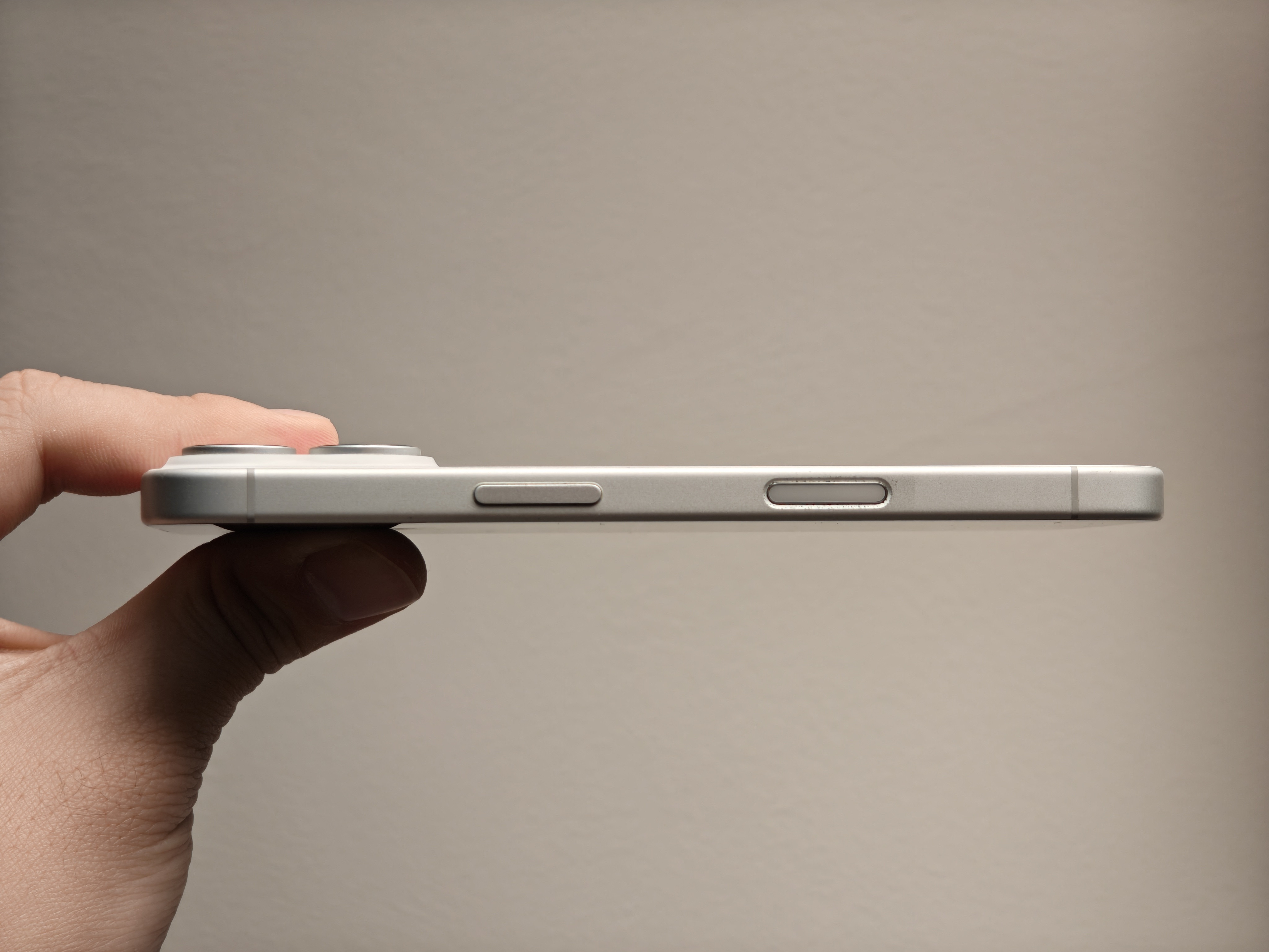 去年裸奔用了一年的iPhone16，拍照按键被硫酸手腐蚀成这样了