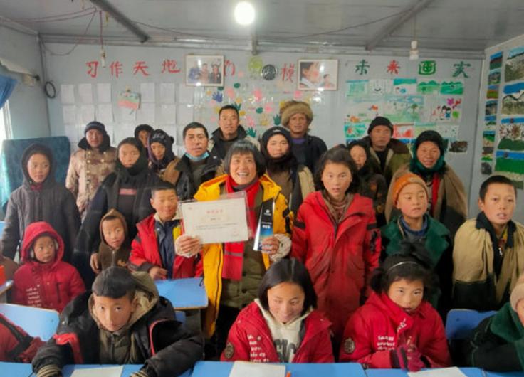 说出来没人敢信！一位大校军衔的女高级工程师，本该到龄退休安享晚年，偏偏脱下戎装、