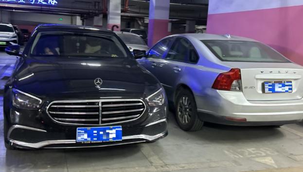 我朋友老王，三年前在小区地下车库抢了个“好位置”，加了五千块选了个靠电梯口的。他