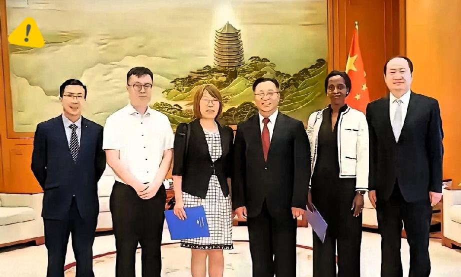 汤家凤当众质问一个前外交官，拿就业和民生追问移民开放，对方全程沉默。真的太