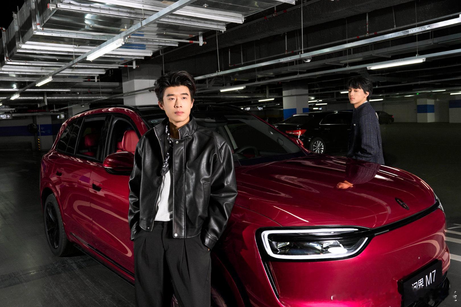 给自己的毕业奖励！直接拿下帅气无敌大空间的全新问界M7，准备带上家里的狗子自驾